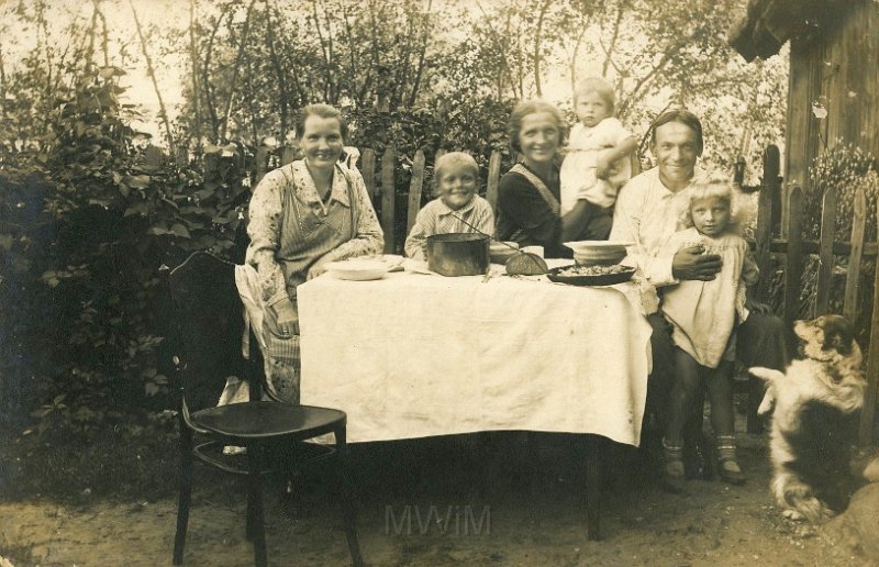 KKE 4174-46.jpg - U znajomych na wsi. Od lewej: Genowefa Zabagoński, Eugeniusz Zabagoński, sąsiadka z dzieckiem, Włodzimierz Zabagoński z córką Aleksandrą.